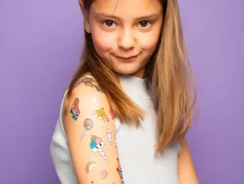 Bezpieczne i kreatywne tatuaże dla dzieci: wybór, aplikacja i usuwanie tatuaży tymczasowych