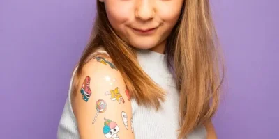 Bezpieczne i kreatywne tatuaże dla dzieci: wybór, aplikacja i usuwanie tatuaży tymczasowych