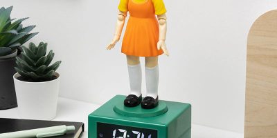 Budzik lalka Squid Game – zegar, który przyciąga spojrzenia