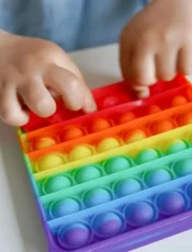 Zabawka sensoryczna – jak wspiera rozwój dziecka poprzez zabawę