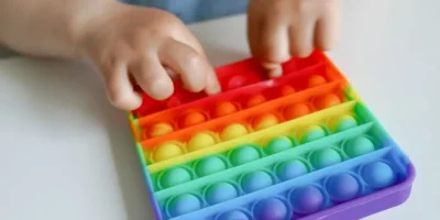 Zabawka sensoryczna – jak wspiera rozwój dziecka poprzez zabawę