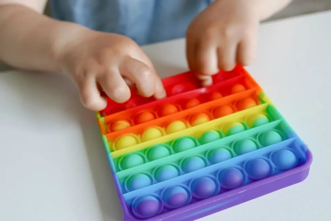 Zabawka sensoryczna – jak wspiera rozwój dziecka poprzez zabawę