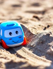 Akcesoria plażowe dla dzieci – co warto zabrać nad wodę